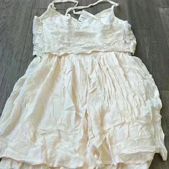 ✨🆕HOLLISTER✨🆕 | Cream lace with gold sequin and dress - Picture 10 of 11